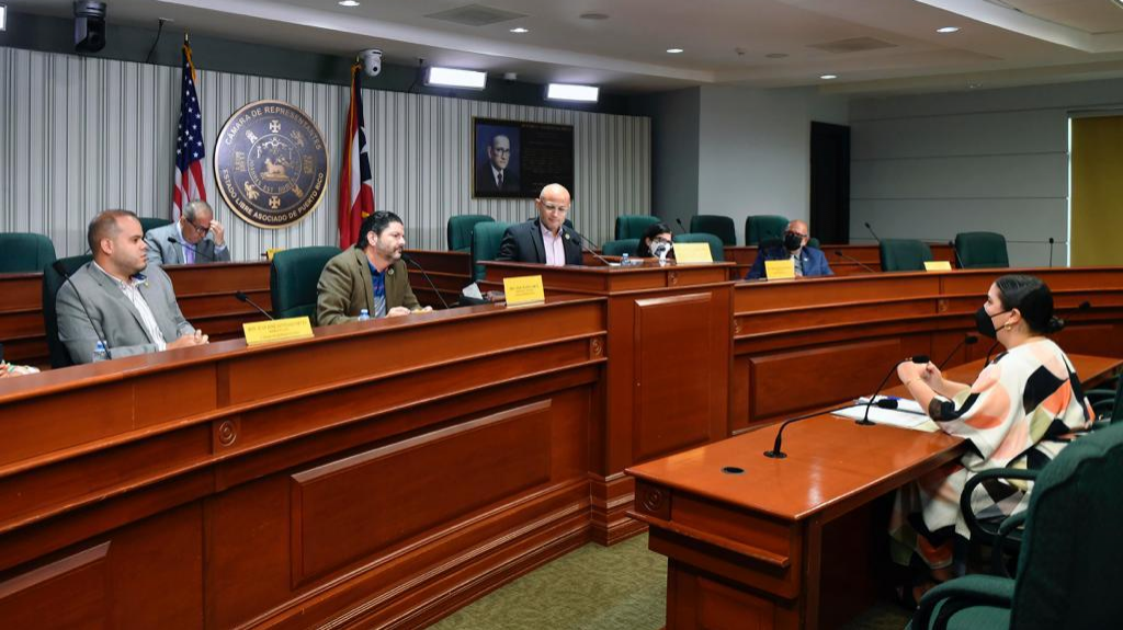  Aumento a salario para los que reciben propinas debe ser evaluado por Comisi&oacute;n que a&uacute;n no ha nombrado el gobernador 