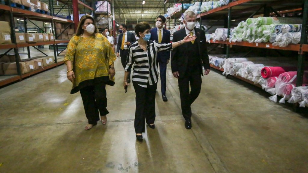  Jenniffer Gonz&aacute;lez y contralmirante Peter Brown comienzan con inspecci&oacute;n de manufactureras en f&aacute;brica de textiles en Toa Alta 