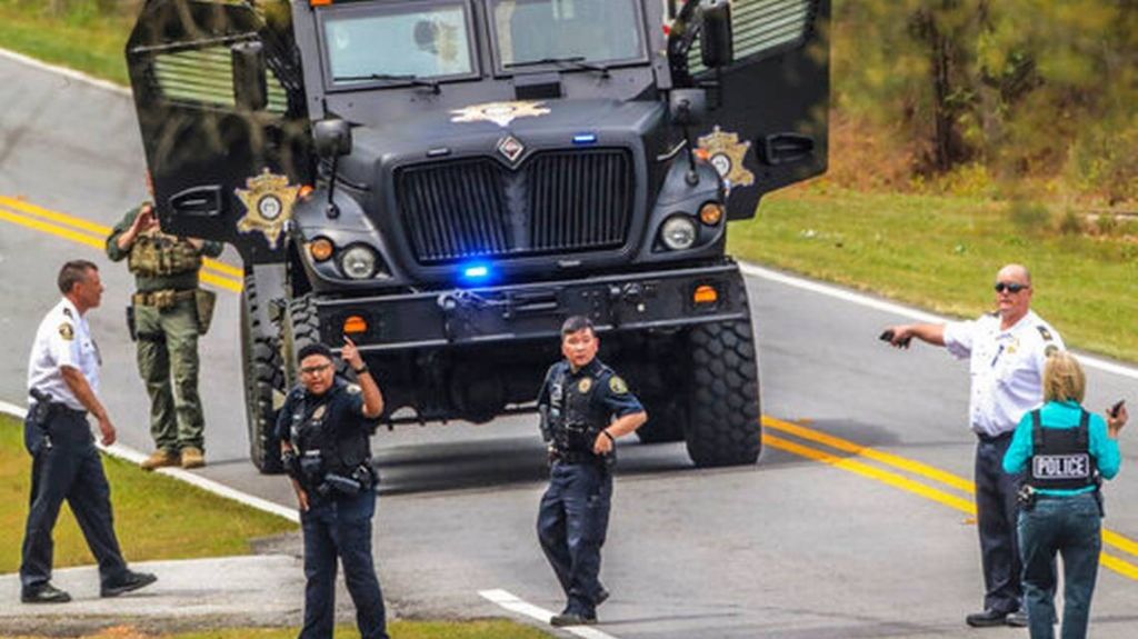  Video: 3 personas murieron, 2 oficiales resultaron heridos en tiroteo en Georgia 