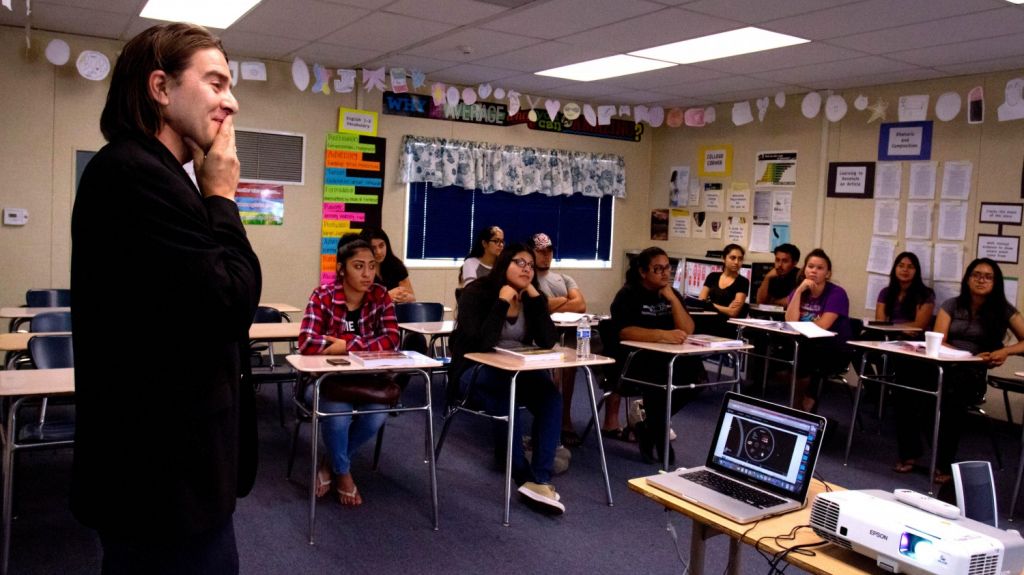  Suspenden maestro insult&oacute; a hispana dici&eacute;ndole 'regresa a tu pa&iacute;s' en Chicago 