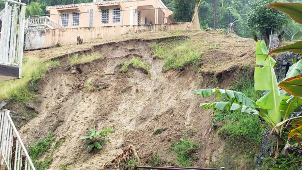  Carretera cerrada debido a desprendimiento de terreno en Villalba 