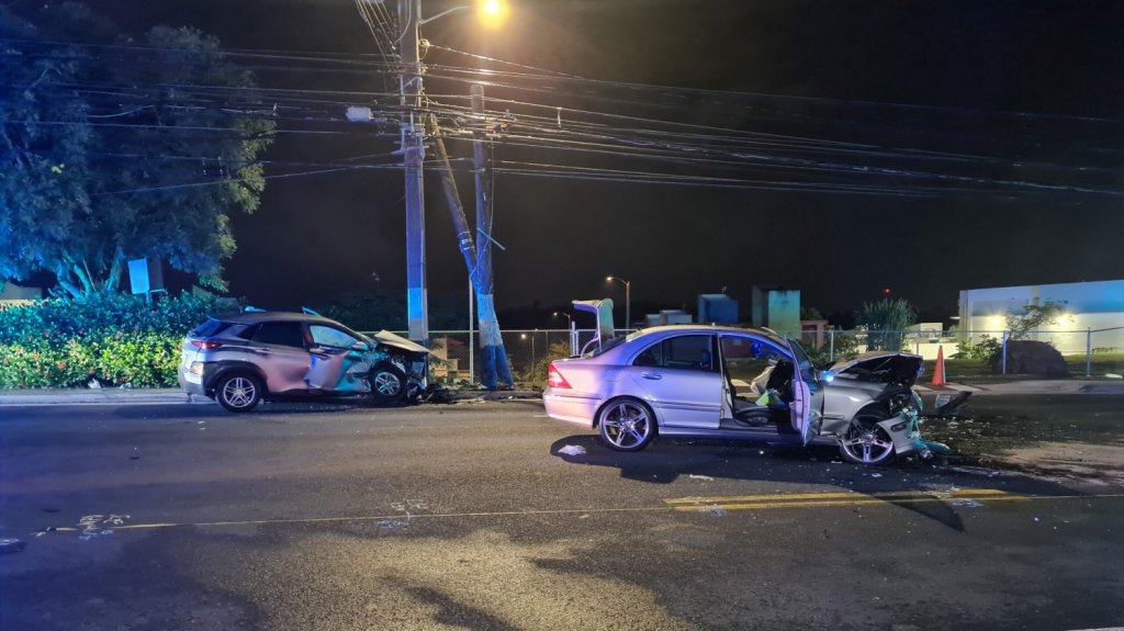  Dos veh&iacute;culos chocan de frente en carril reversible en Bayam&oacute;n 