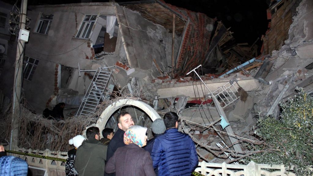  Video: 8 muertos tras un terremoto de 6,5 puntos en el este de Turqu&iacute;a 