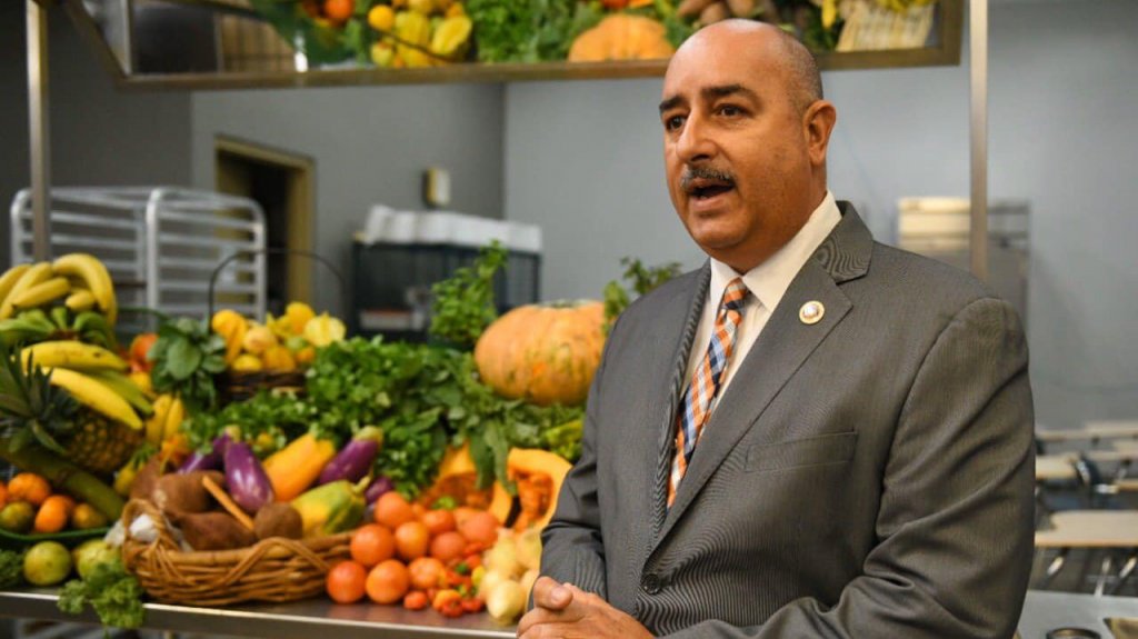  Departamento de Agricultura entrega vales para la compra de placas solares a agroempresarios 