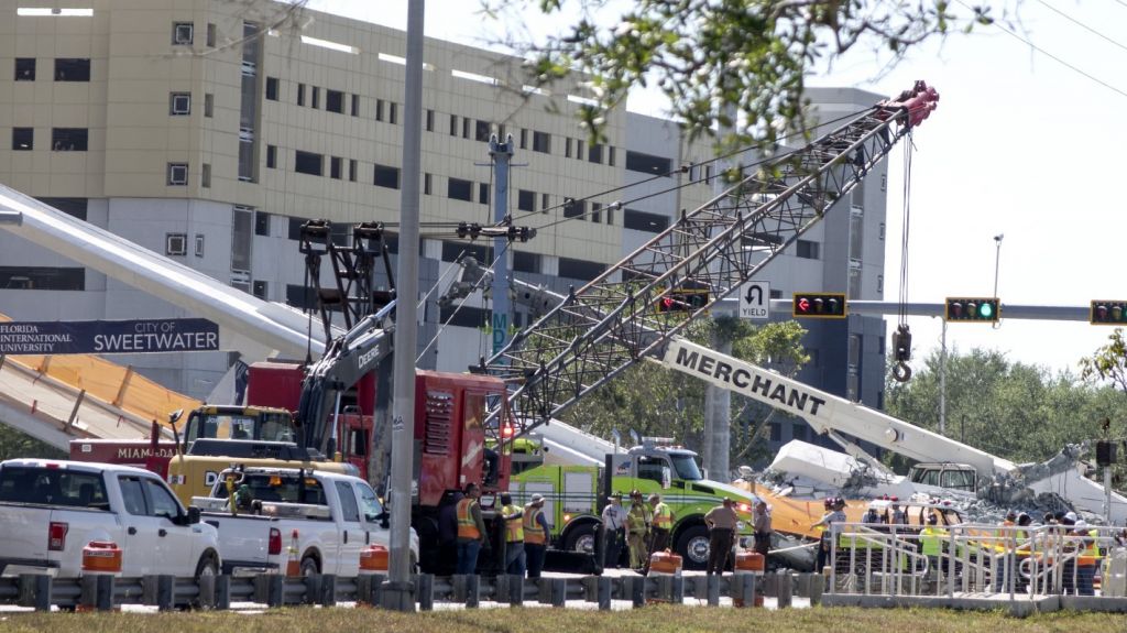  Video Momento en que remueven uno de los autos aplastados por el puente que se derrumb&oacute; en Miami&nbsp; 