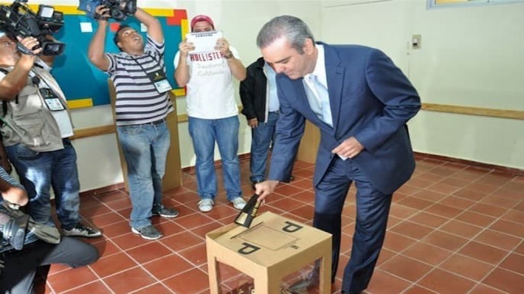  Comicios generales se desarrollan en orden y solo algunos incidentes; Luis Abinader denuncia un ataque cibernético a su cuenta de WhatsApp y celulares 