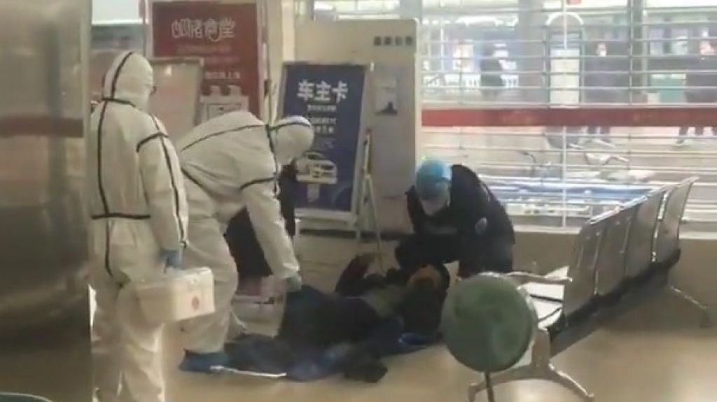  Publican videos de personas cay&eacute;ndose en las calles de China 