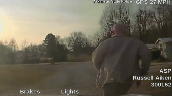 Video: PolicÃ­a en Arkansas le pasa por encima a otro compaÃ±ero creyendo que era el sospechoso durante una persecuciÃ³n