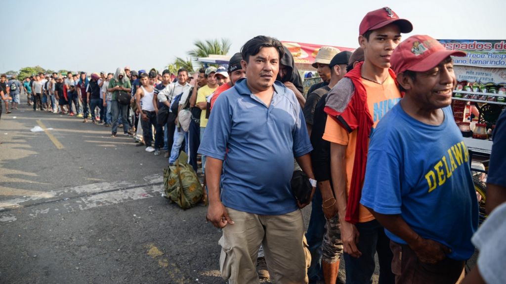  Juez federal bloquea medida de Trump de mandar a M&eacute;xico a demandantes asilo 