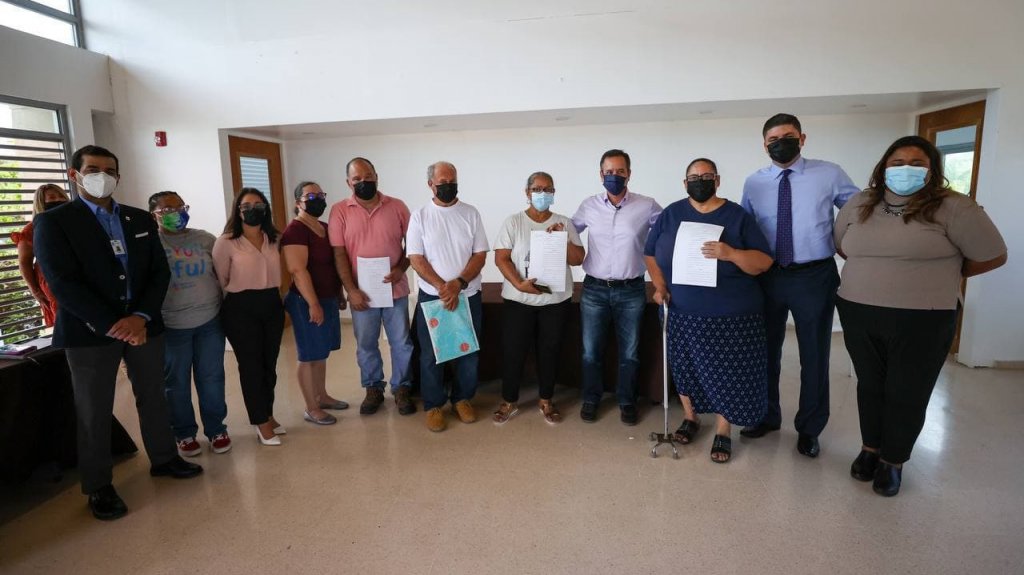  Alcalde de San Juan entrega t&iacute;tulos de propiedad a familias en Cantera 