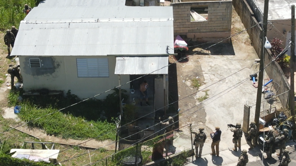  Arrestan a hombre atrincherado en residencia de Barceloneta 