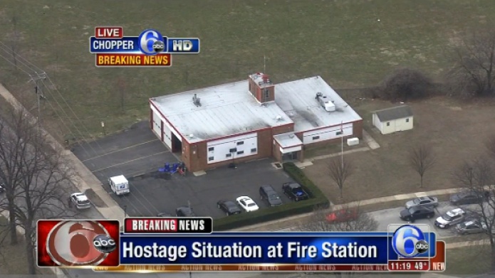 Un hombre armado toma rehenes en un parque de bomberos