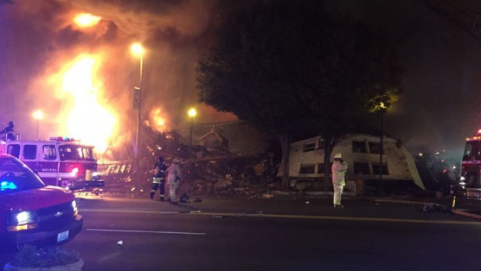 2 bomberos mueren al colapsar apartamento en llamas en Kansas City