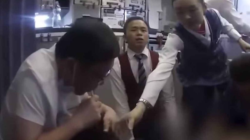  Video: M&eacute;dico succiona orina de pasajero enfermo en pleno vuelo 