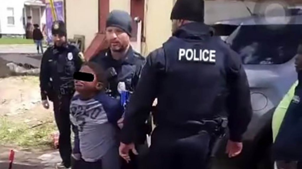  VIDEO: Niño roba bolsa de papitas y así fue detenido por la policía de NY 