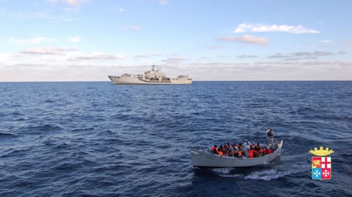 La Marina italiana rescata a 233 inmigrantes al borde del naufragio