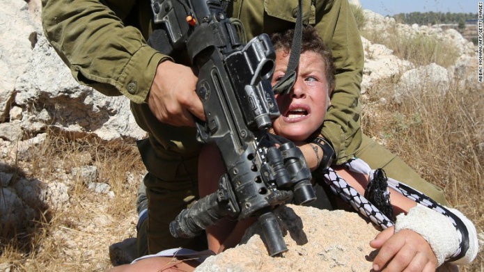 ImÃ¡genes de un soldado israelÃ­ tratando de detener a un niÃ±o palestino con un brazo roto se vuelven virales