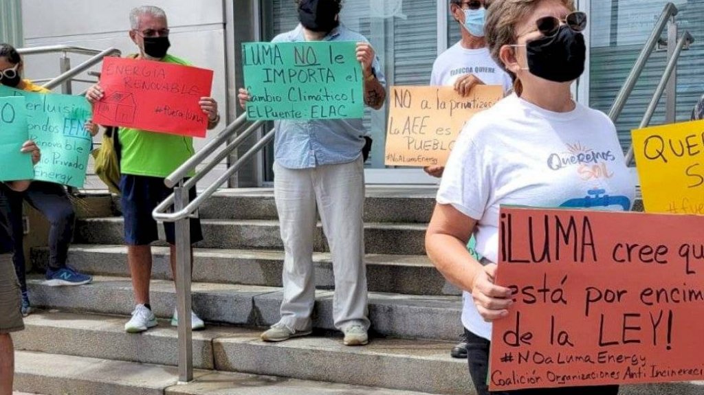  Trabajadoras de la energ&iacute;a protestan frente al edificio central de la AEE por contrato con LUMA 