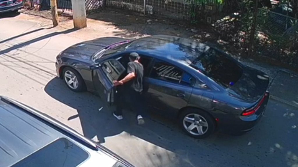  En video momento en que le roban patrulla a polic&iacute;as en San Juan 