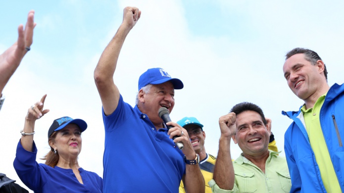 O'Neill recorre los vecindarios en un rally para llevar su mensaje de campaÃ±a