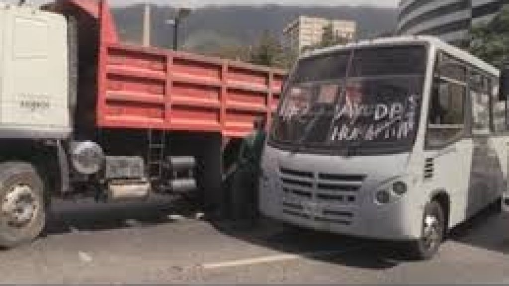 Vea video: Transportistas se movilizan en Caracas para pedir el ingreso de la ayuda humanitaria 