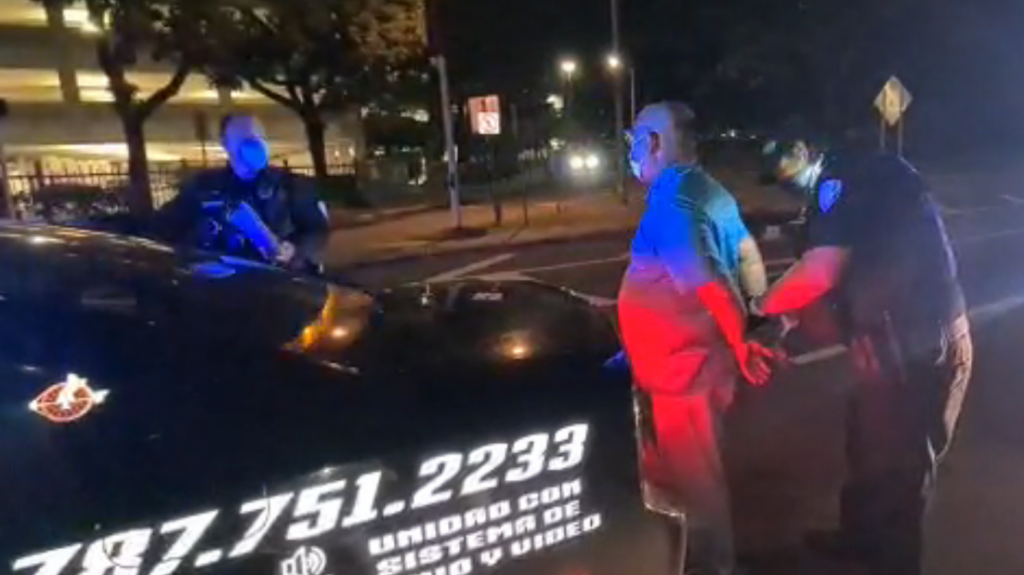  Video: Momento que arrestan dos conductores por &ldquo;chocar borrachos&rdquo; frente a Plaza Las Am&eacute;ricas 