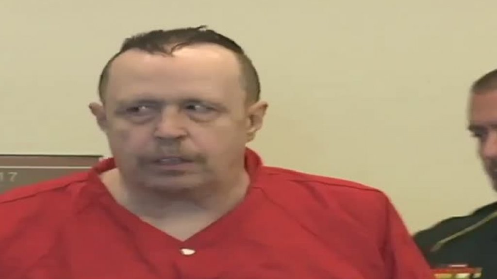  Video: Momento en que un preso agrede a su abogado en medio del tribunal 