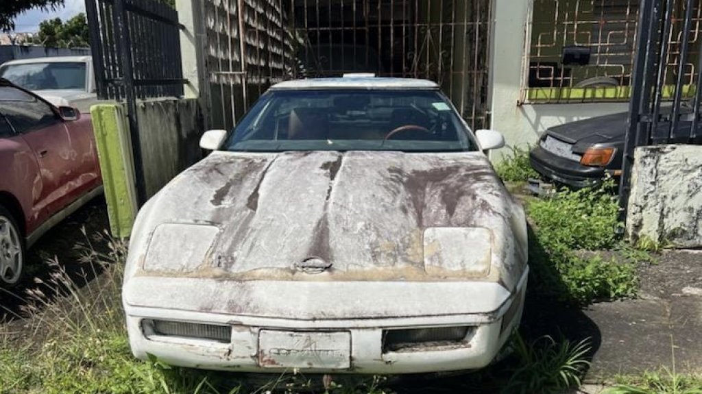  Activa la Polic&iacute;a Municipal de San Juan en recoger carros abandonados 