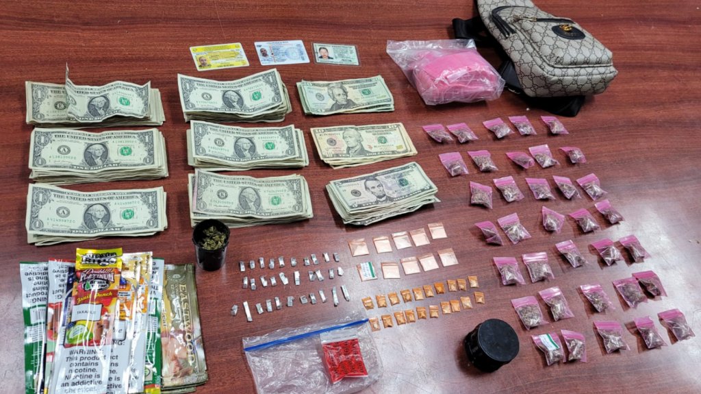  Dos arrestados durante allanamiento en residencial de Aguadilla 