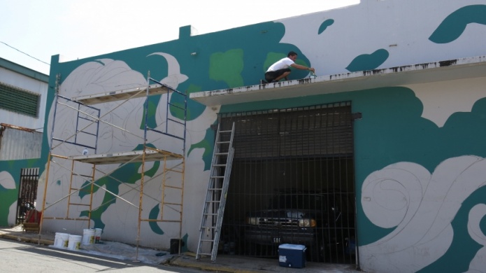 Video: Artistas de PR y RD embellecen con murales sector de San Juan