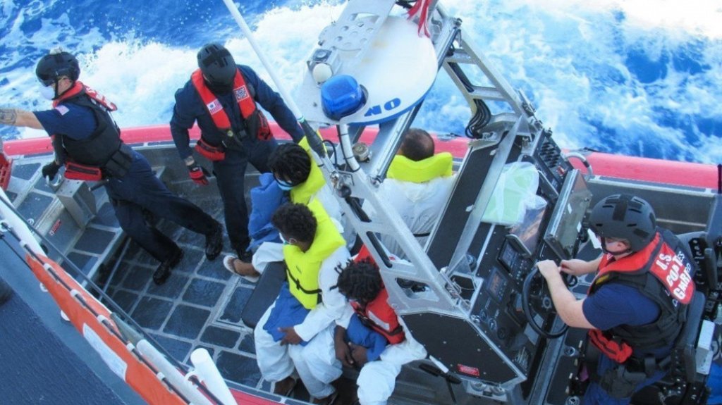  Guardia Costera repatria a 12 inmigrantes a la Rep&uacute;blica Dominicana 