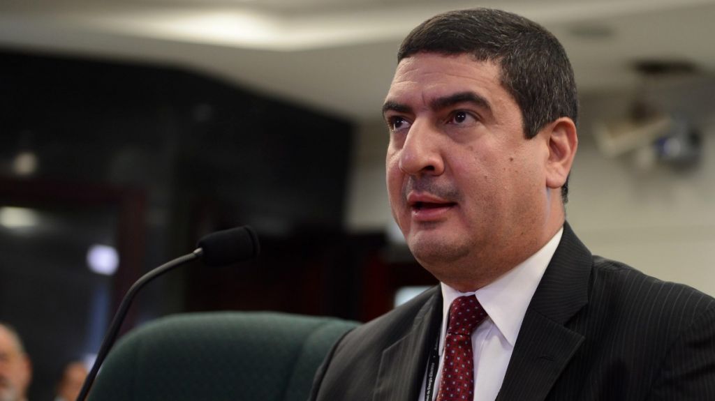  Presidente Junta Gobierno AEE alega Higgins, tercero es diferente al justificar alto salario 