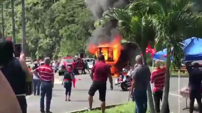 Video: Guagua de sonido se prende en fuego durante caravana de populares en Naranjito