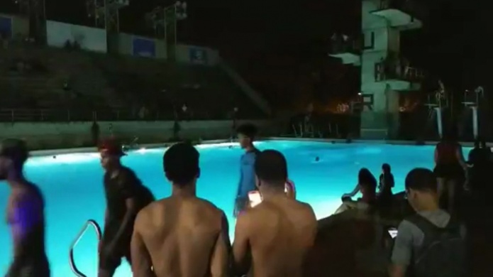 Video: Alagarete la piscina UPR en Rio Piedras, Transmiten por "Facebook Live" otro "Party" 