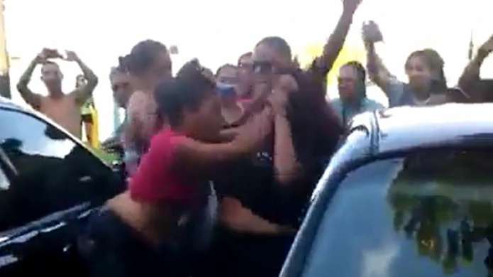 Video: Mujeres se dan con todo y terminan hasta sin ropa durante pelea en residencial de CataÃ±o
