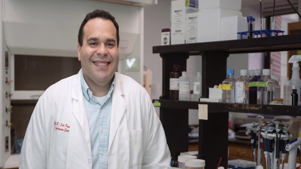  Egresado del RUM obtiene $2 millones en subvenciones para investigaciones de c&aacute;ncer 