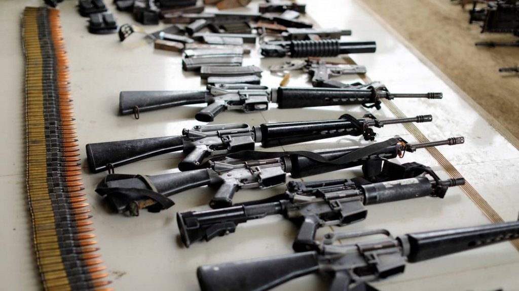  Un juez federal revoca la prohibici&oacute;n de armas de asalto en California, vigente desde hace 32 a&ntilde;os, y afirma que un AR-15 es igual a una navaja suiza 