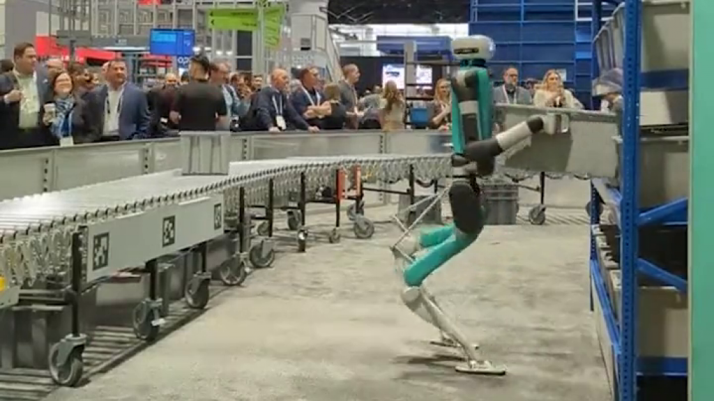  Video: Robot colapsa tras larga jornada laboral acomodando cajas y se vuelve viral 