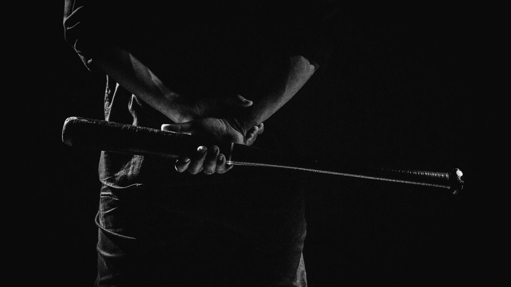  Arrestan hombre por agredir con un bate a su vecino 