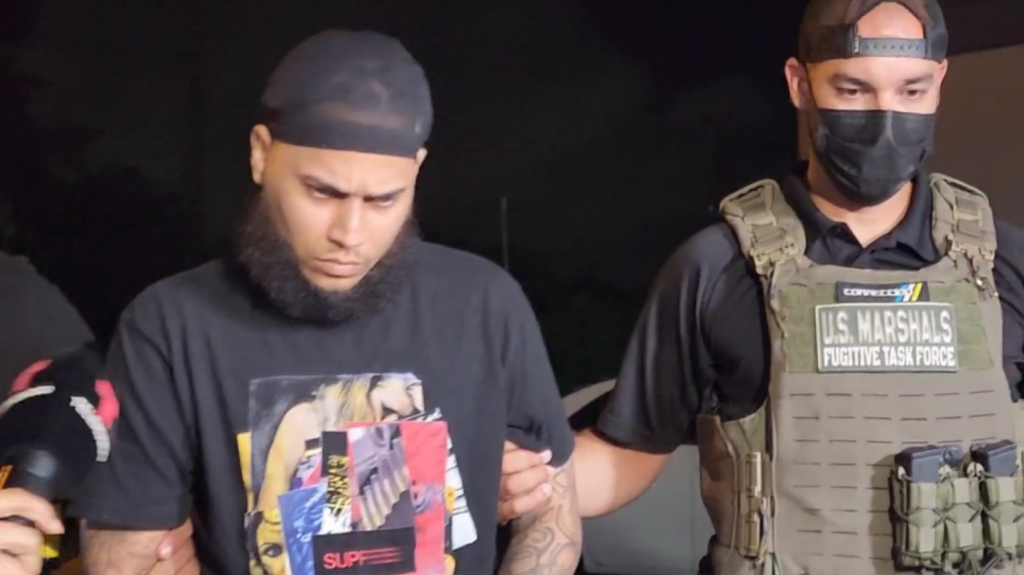  Video: En un apartamento de playa alquilado en Arecibo, &ldquo;pillaron&rdquo; sospecho de masacre en Hato Rey 