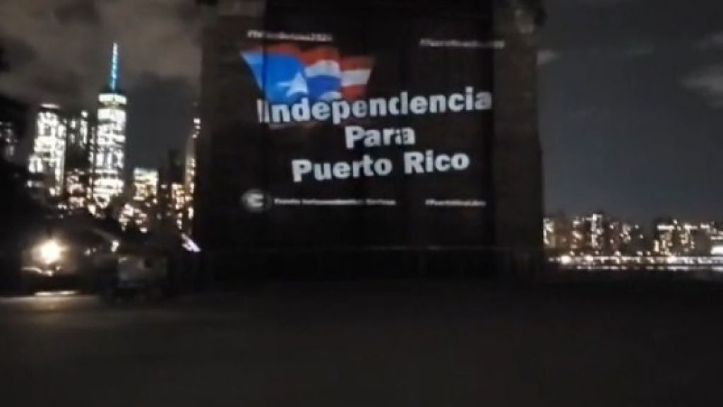  Proyecciones en el puente Brooklyn en Nueva York reclaman la independencia para Puerto Rico 