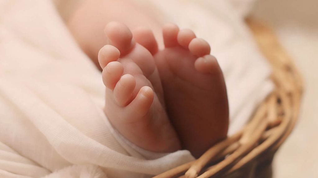  Arrestan a veganos por "matar de hambre" a su beb&eacute;, solo le daban verduras 