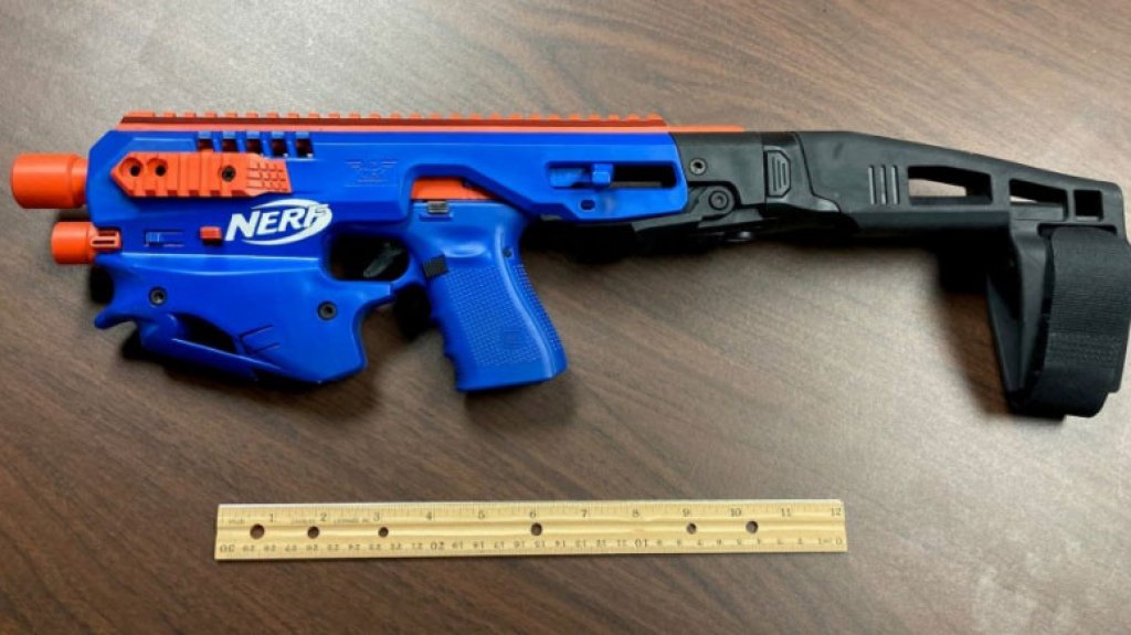  Polic&iacute;as confiscan arma de fuego alterada para parecerse a una pistola de juguete &ldquo;Nerf&rdquo; 