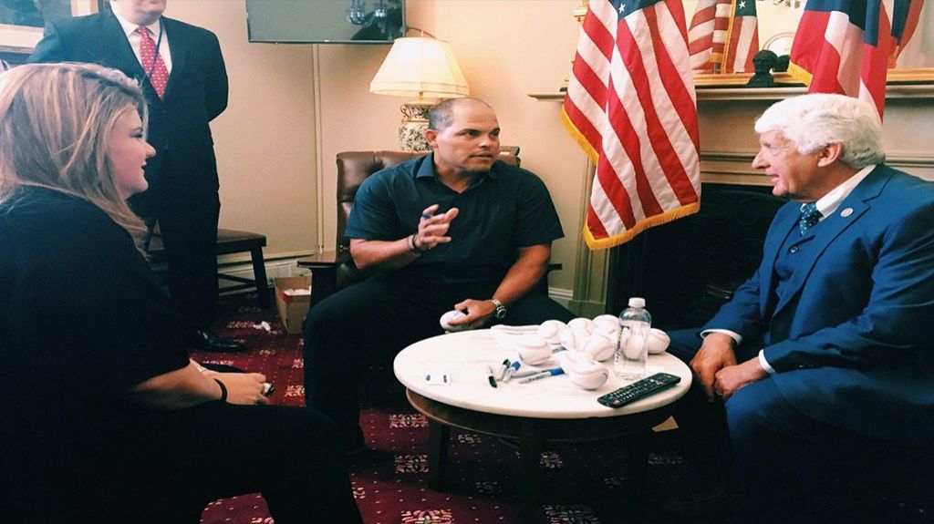  M&aacute;s congresistas apoyan Acta Admisi&oacute;n, mientras Iv&aacute;n Rodr&iacute;guez firma pelotas con mensajes de estadidad 