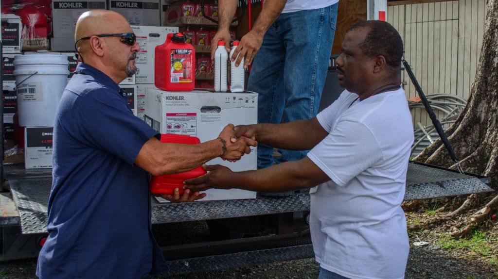  Cruz Roja entrega 400 generadores a veteranos 
