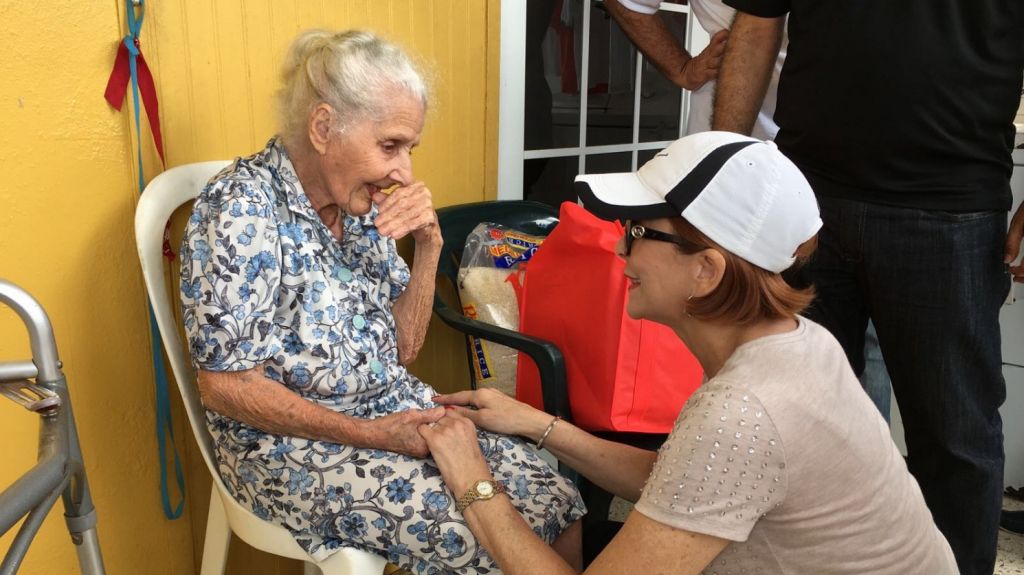 Adultos mayores reciben alimentos calientes y varios servicios gracias a iniciativa de la primera dama 