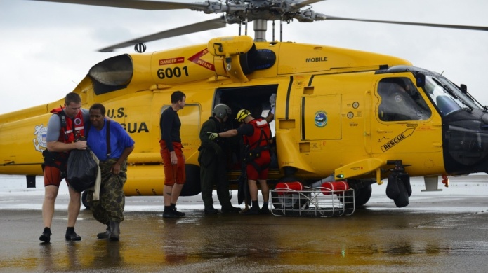 (Video y Fotos): La Guardia Costera rescata a vÃ­ctimas de Harvey tras terribles inundaciones en Texas