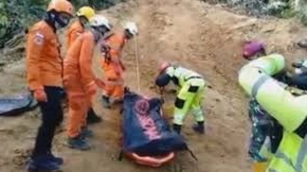  Vea video: Elevan a 16 los muertos en el hundimiento de una mina ilegal en Indonesia 