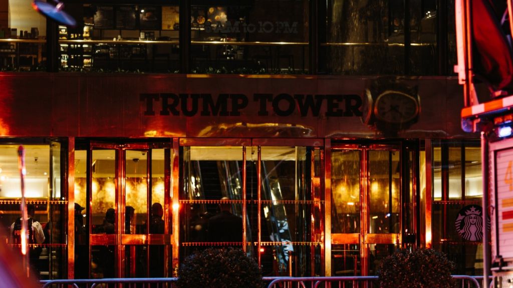  Un muerto y cuatro heridos leves por incendio en la Torre Trump 