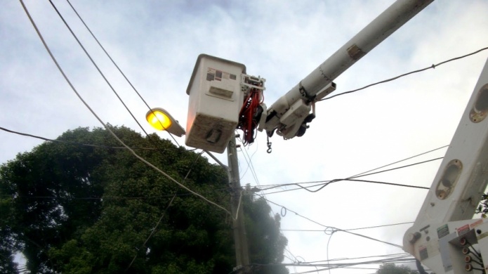 Inician trabajos de mantenimiento de la AEE en Vega Alta tras alcanzar acuerdo con el municipio